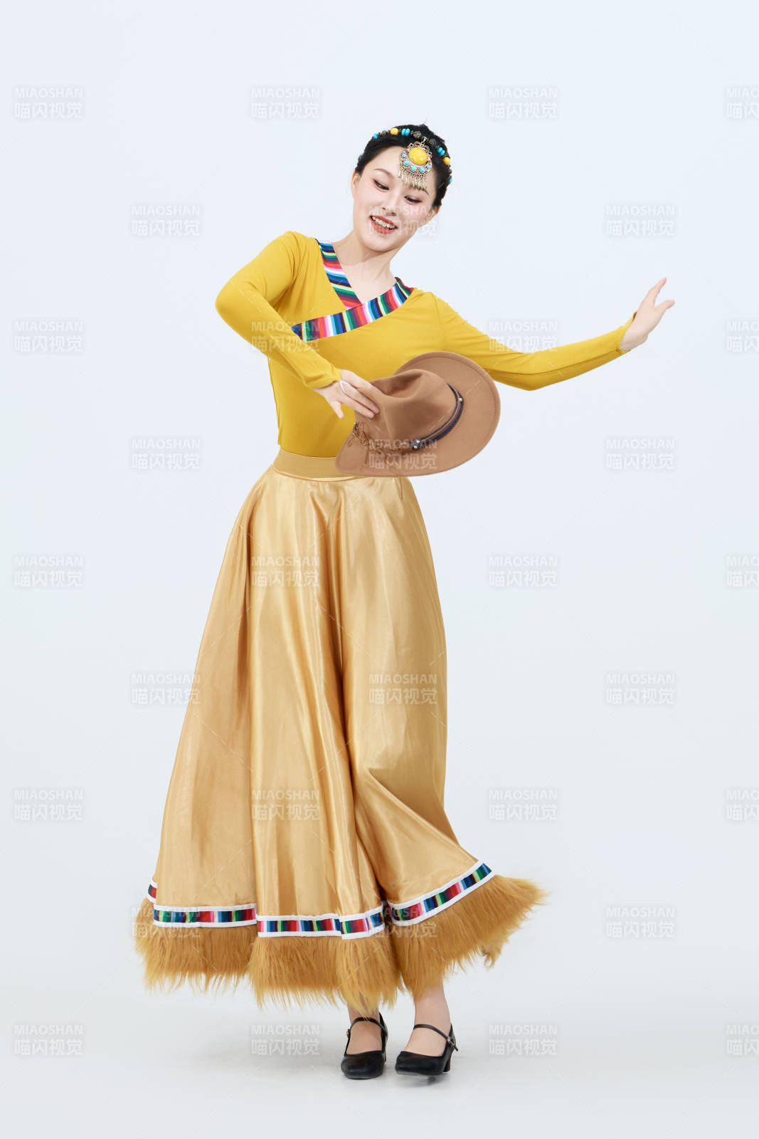 表演中國西藏藏族傳統(tǒng)鍋莊舞的美麗舞者