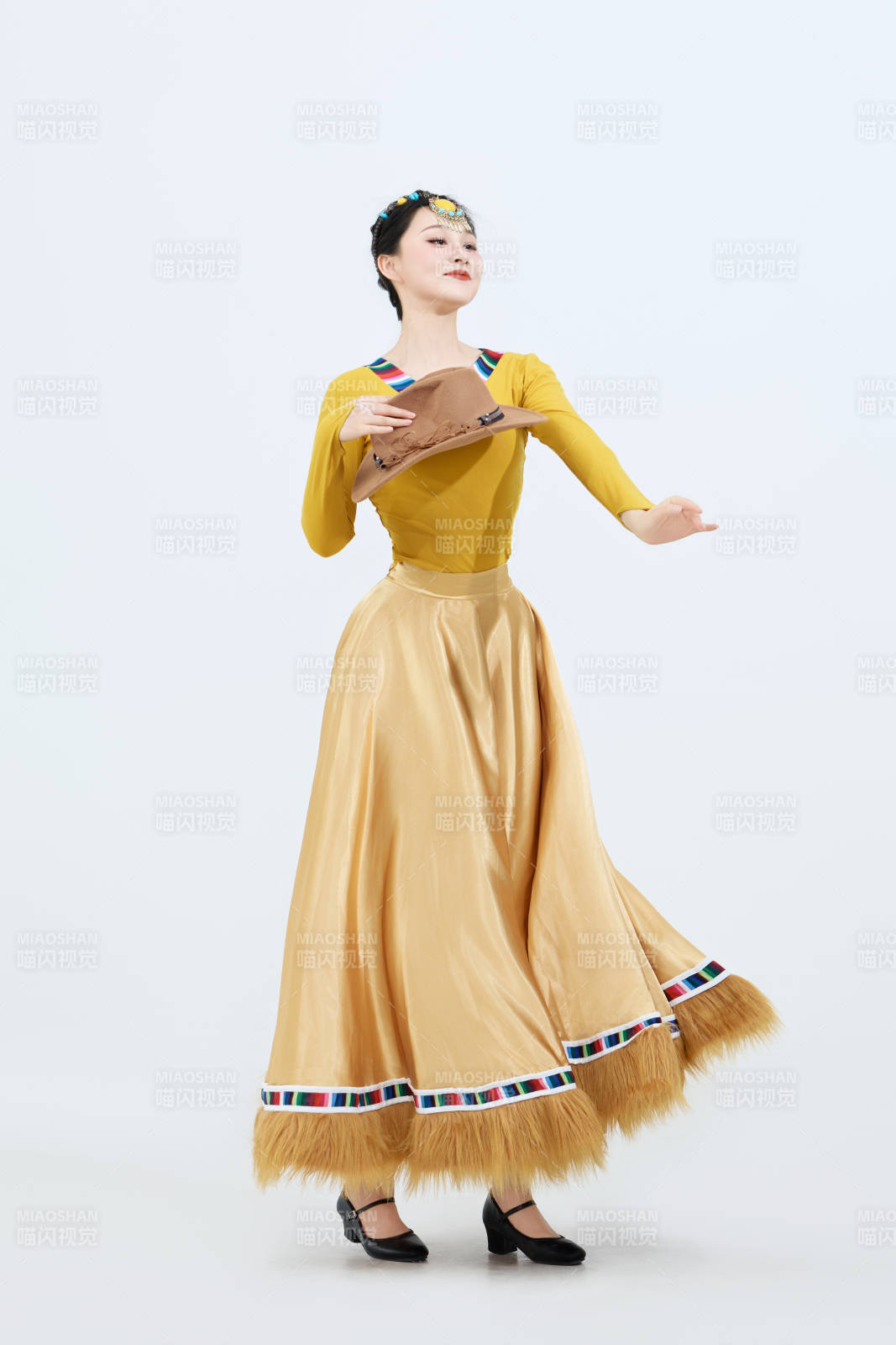 表演中國西藏藏族傳統(tǒng)鍋莊舞的美麗舞者