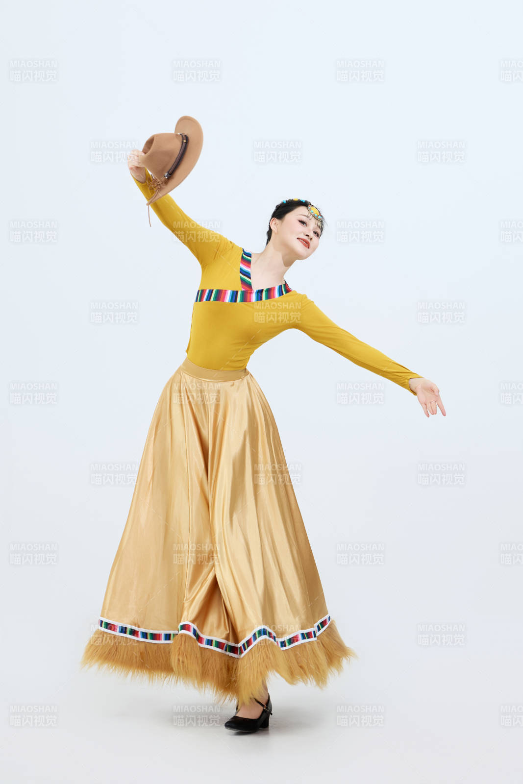 表演中國西藏藏族傳統(tǒng)鍋莊舞的美麗舞者