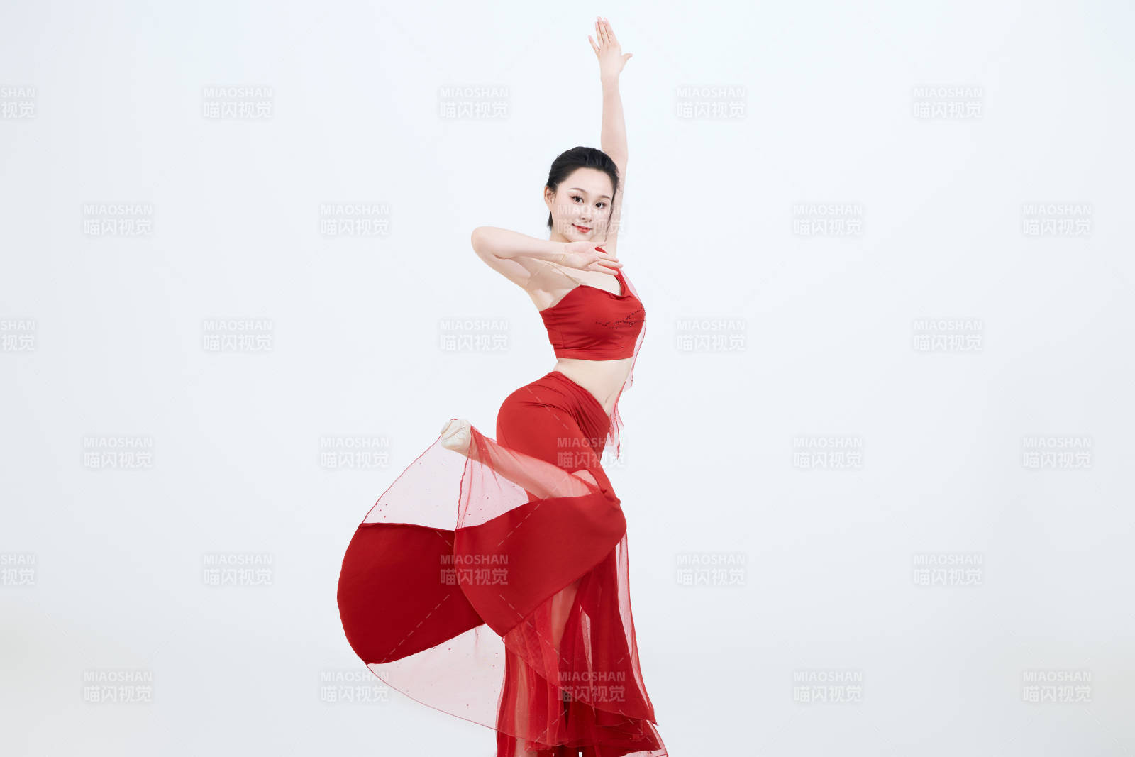 表演中国传统民族舞蹈傣族舞的美丽舞者