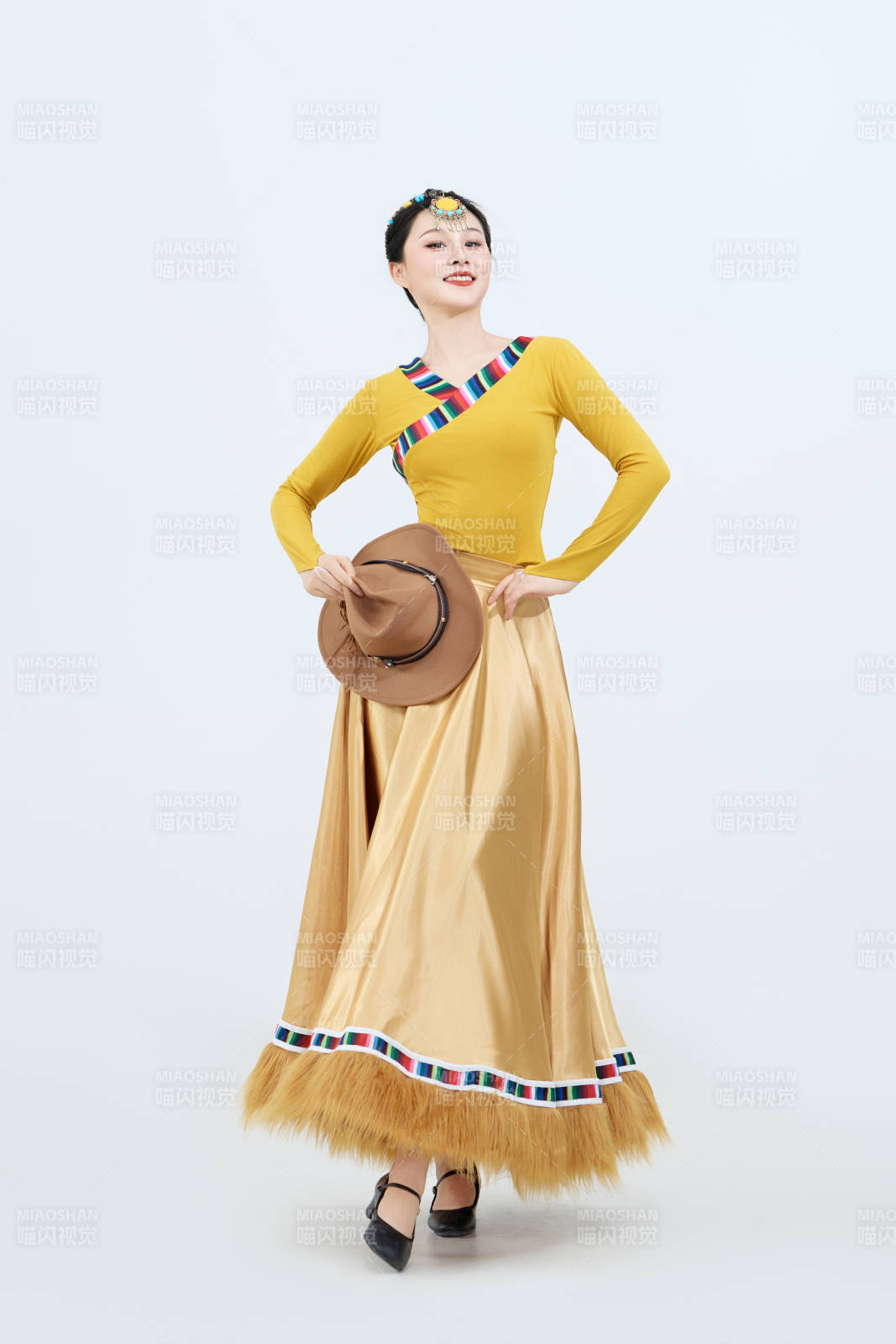 表演中國(guó)西藏藏族傳統(tǒng)鍋莊舞的美麗舞者