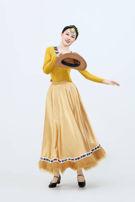 表演中国西藏藏族传统锅庄舞的美丽舞者