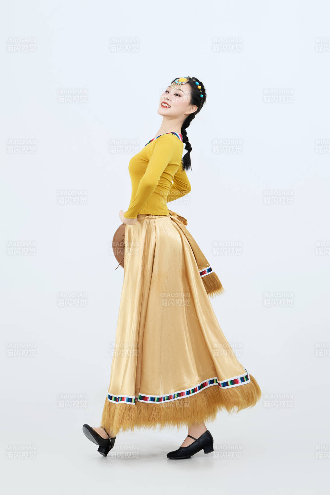 表演中國西藏藏族傳統鍋莊舞的美麗舞者