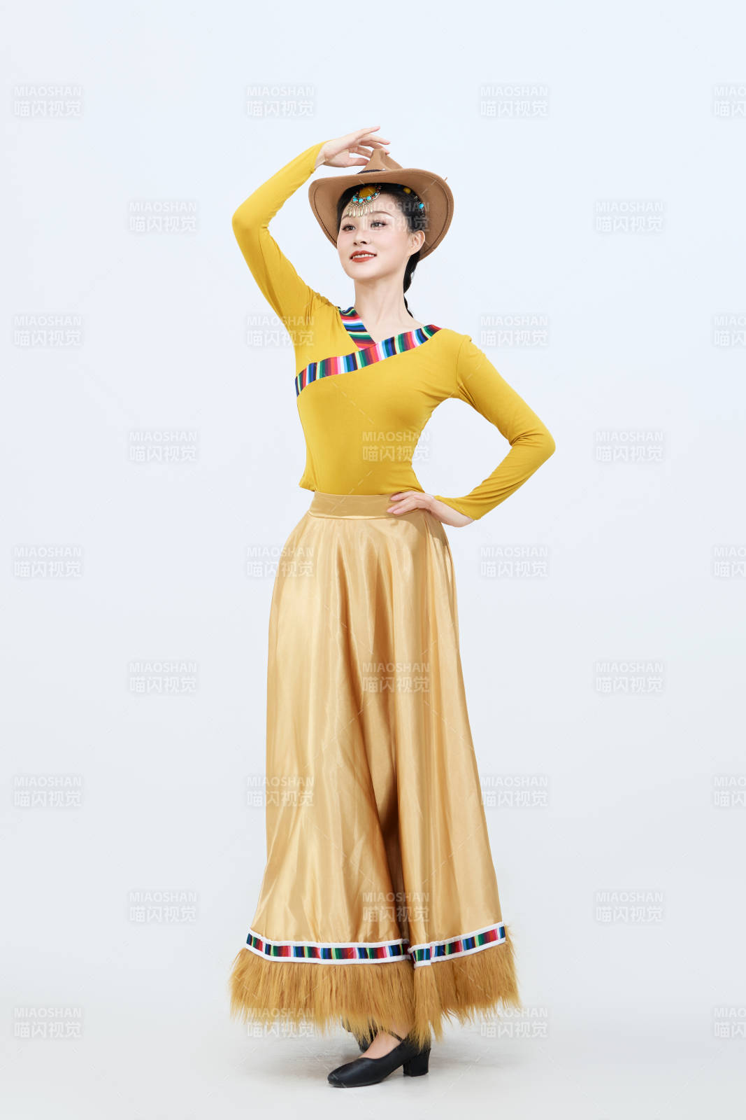 表演中國西藏藏族傳統(tǒng)鍋莊舞的美麗舞者