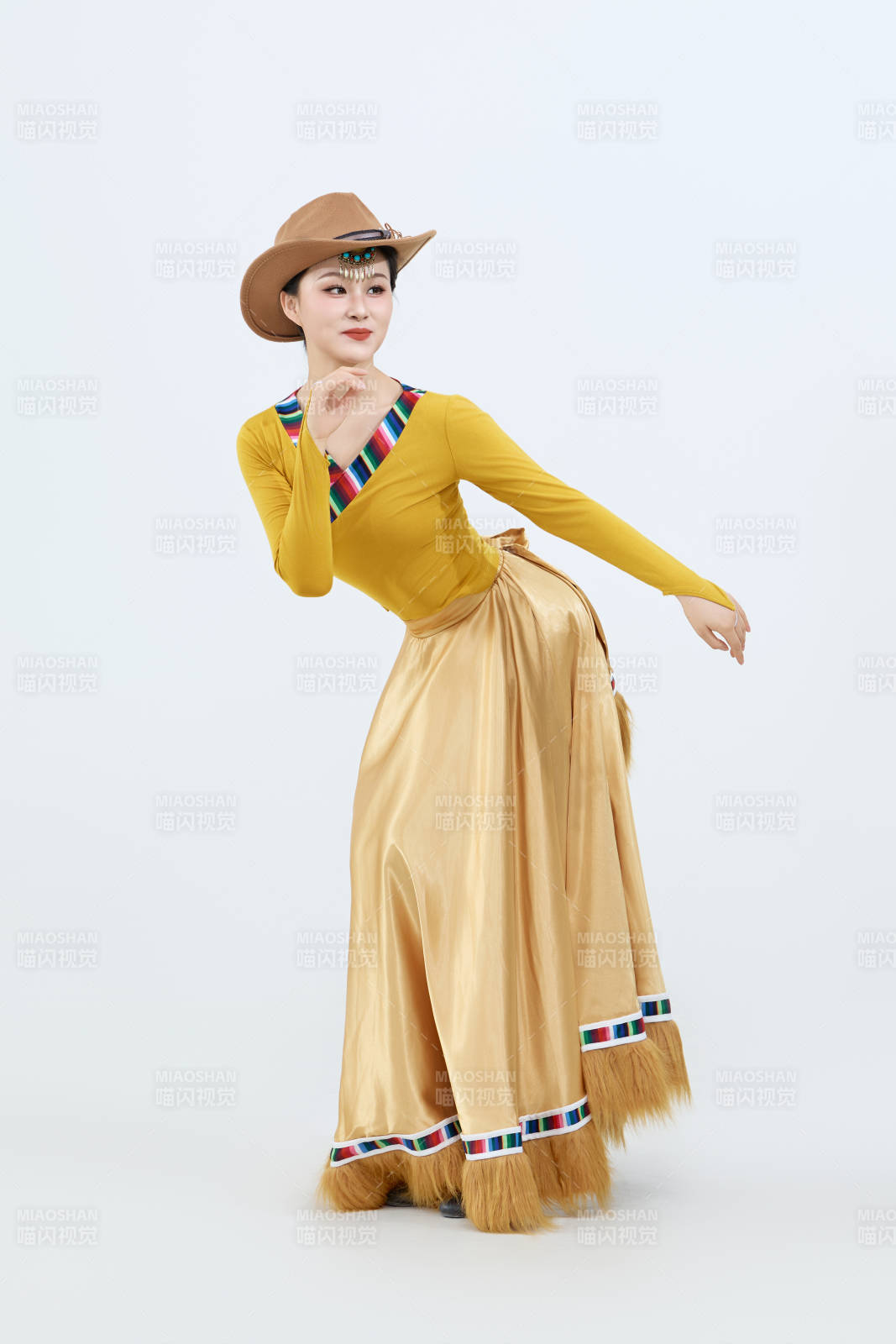 表演中國西藏藏族傳統(tǒng)鍋莊舞的美麗舞者