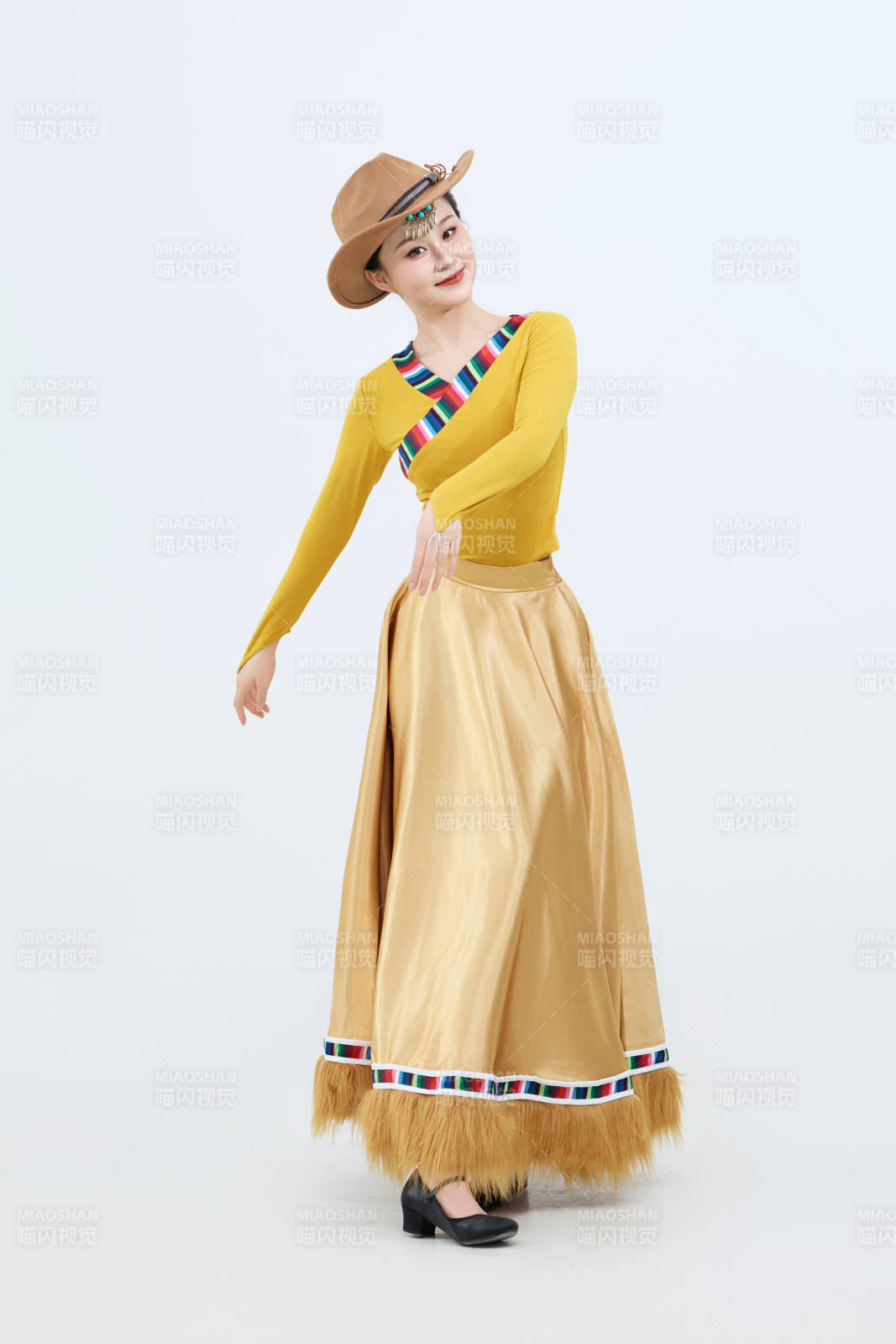 表演中國西藏藏族傳統(tǒng)鍋莊舞的美麗舞者