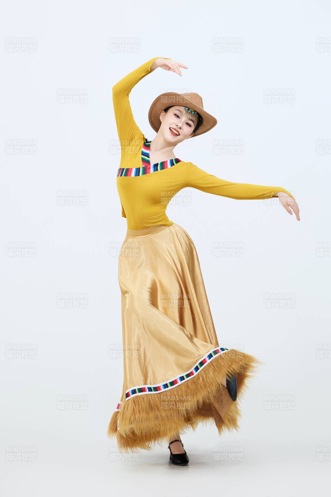 表演中國西藏藏族傳統鍋莊舞的美麗舞者