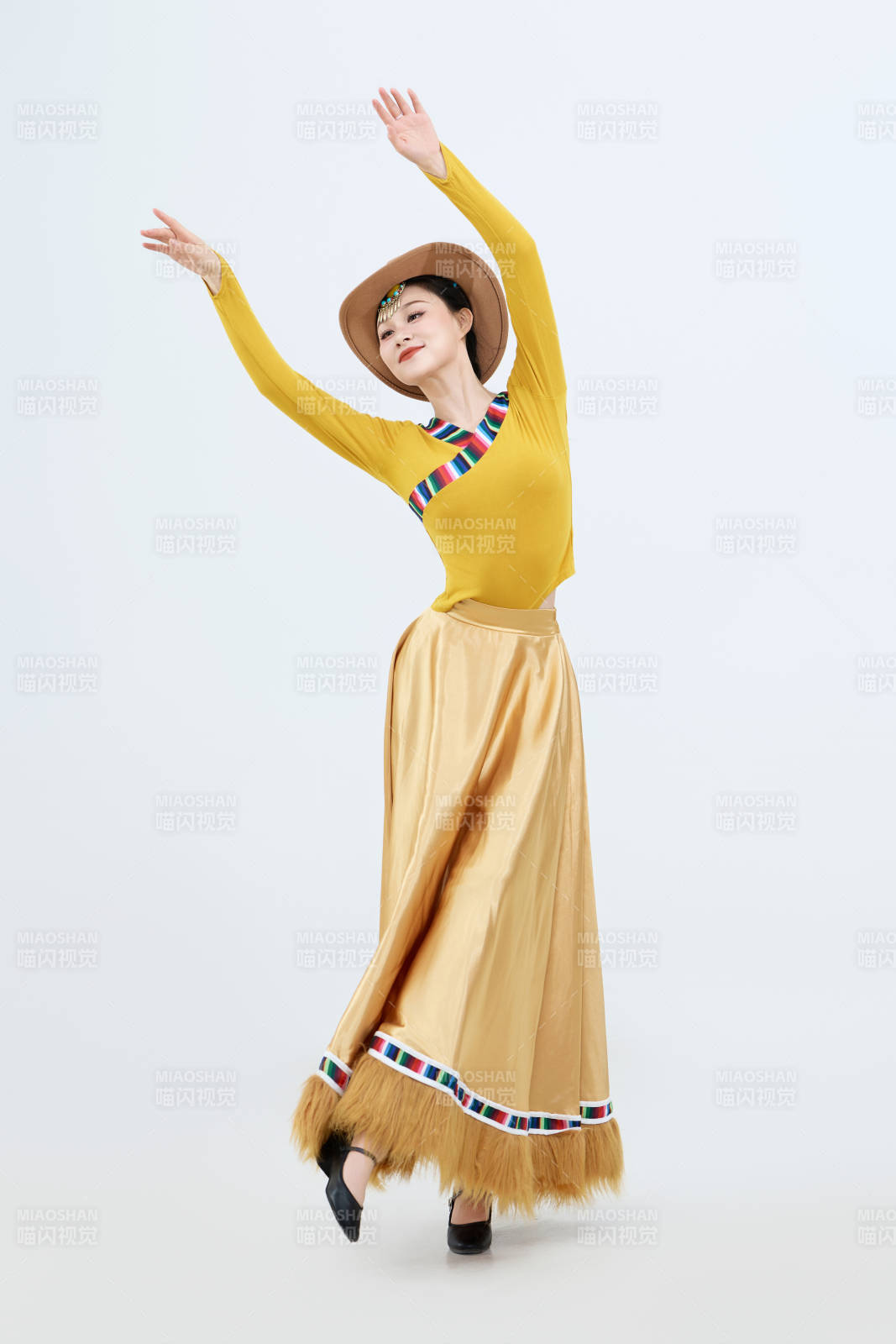 表演中國西藏藏族傳統(tǒng)鍋莊舞的美麗舞者