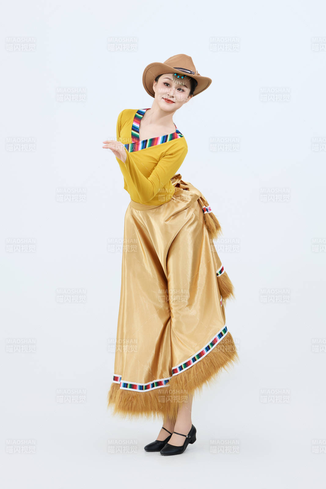 表演中國西藏藏族傳統鍋莊舞的美麗舞者