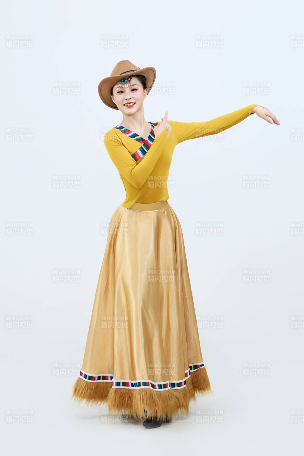 表演中國西藏藏族傳統鍋莊舞的美麗舞者