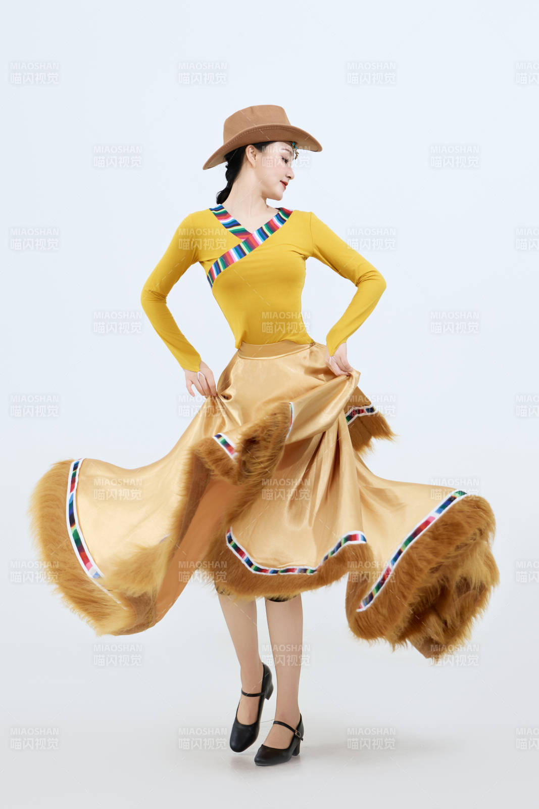 表演中国西藏藏族传统锅庄舞的美丽舞者