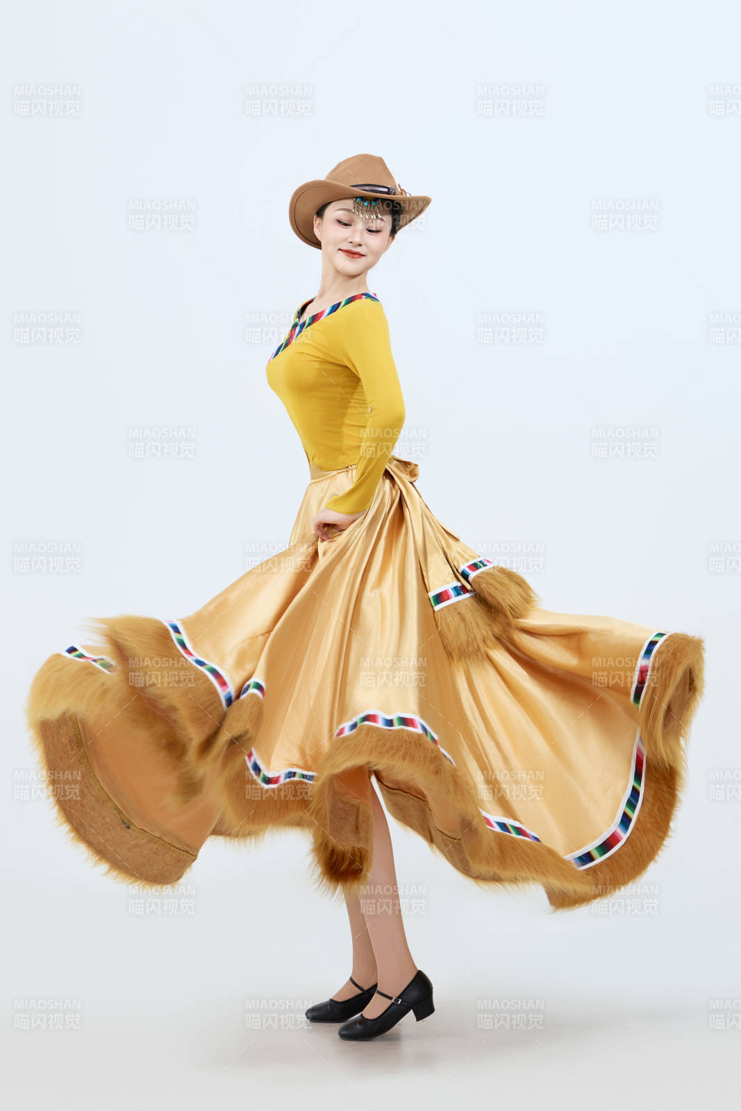 表演中國西藏藏族傳統鍋莊舞的美麗舞者