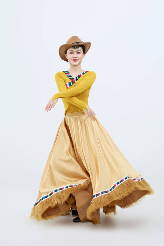 表演中国西藏藏族传统锅庄舞的美丽舞者