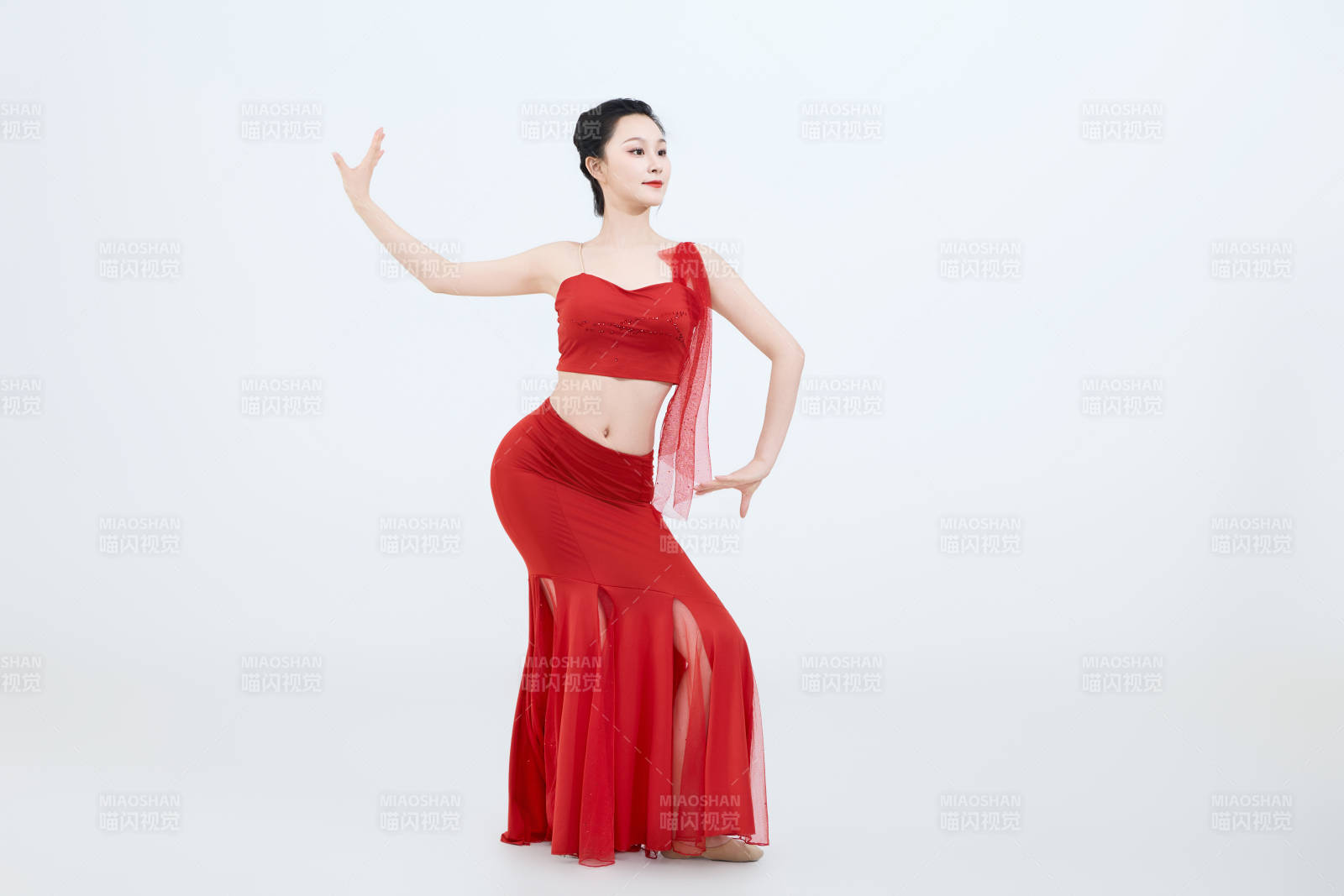 表演中國傳統民族舞蹈傣族舞的美麗舞者