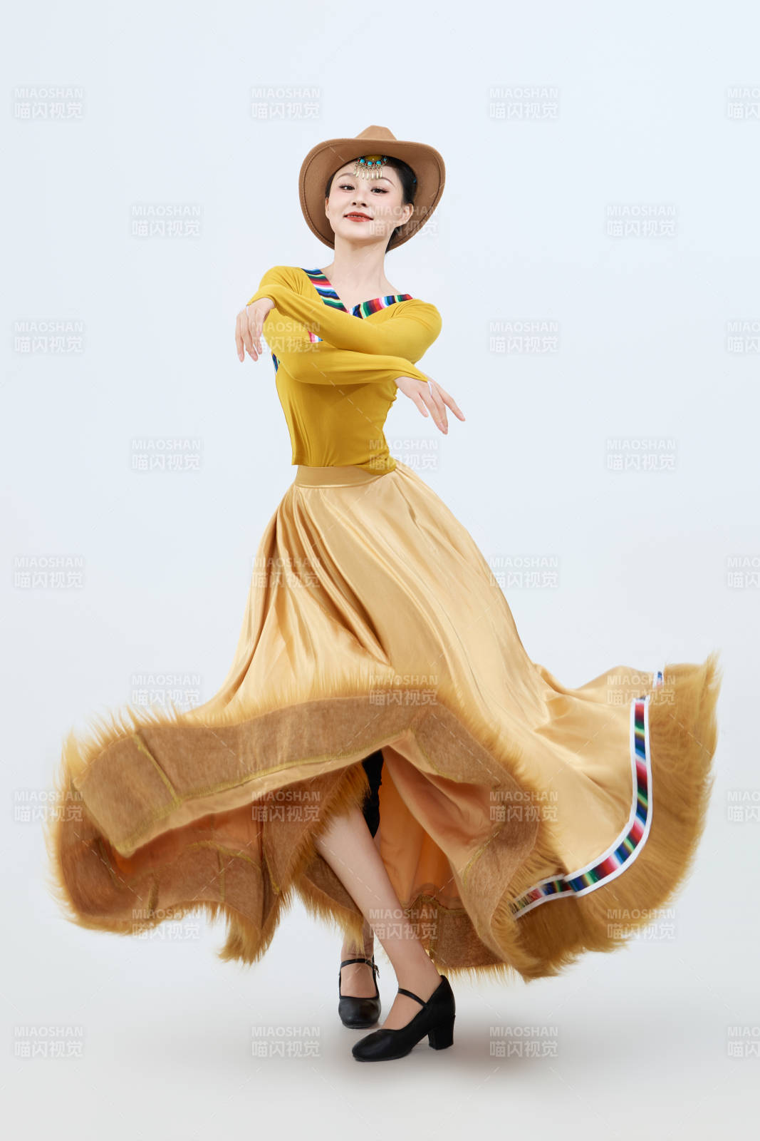 表演中國西藏藏族傳統鍋莊舞的美麗舞者