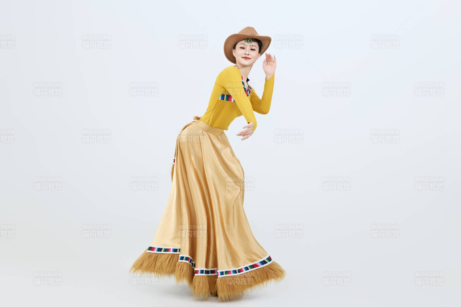 表演中国西藏藏族传统锅庄舞的美丽舞者