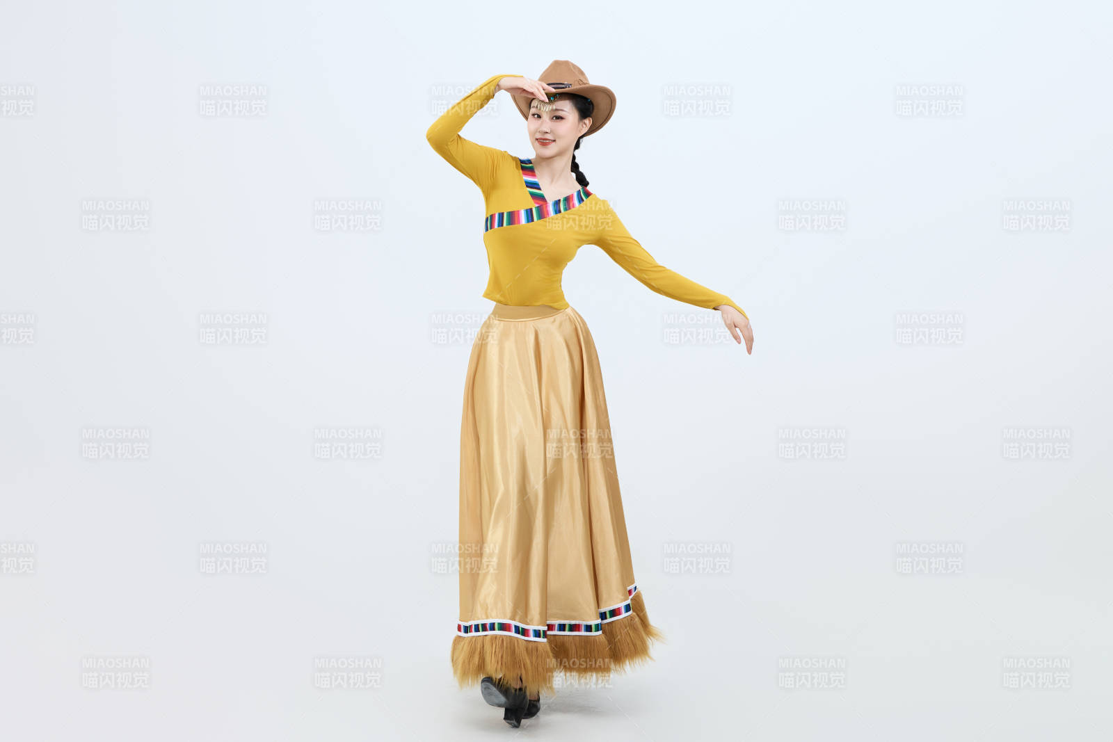 表演中國西藏藏族傳統鍋莊舞的美麗舞者