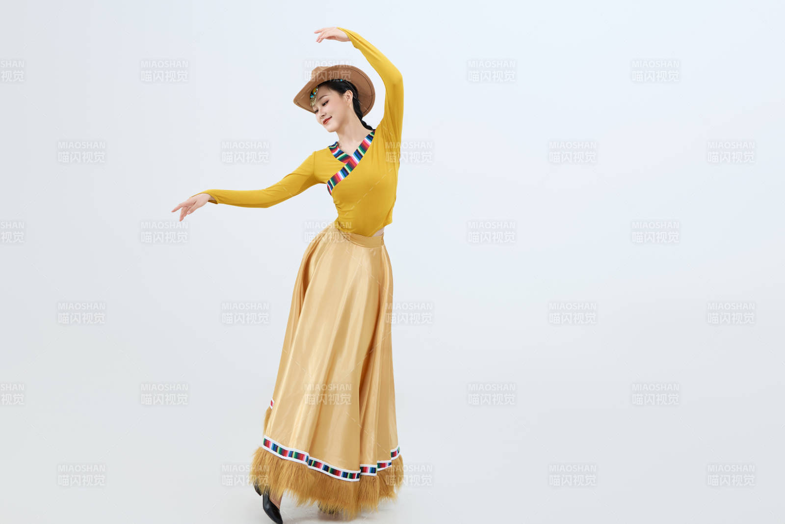 表演中國西藏藏族傳統鍋莊舞的美麗舞者