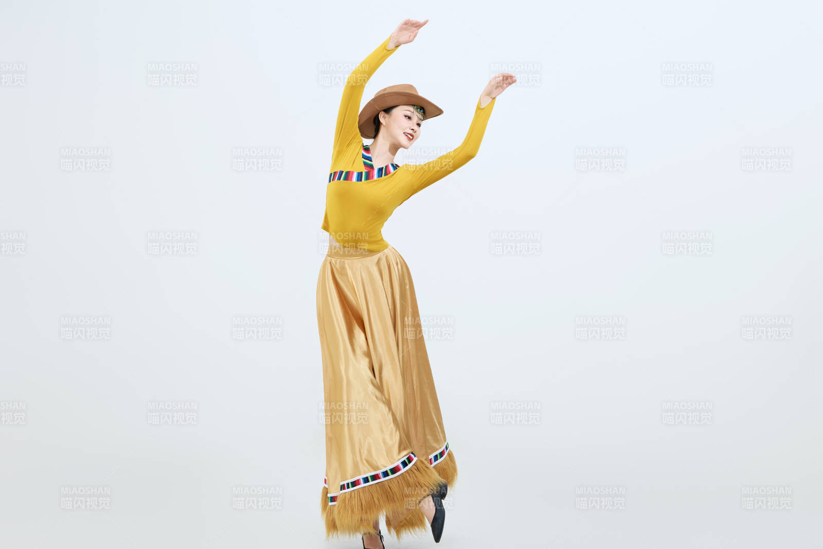 表演中國西藏藏族傳統鍋莊舞的美麗舞者