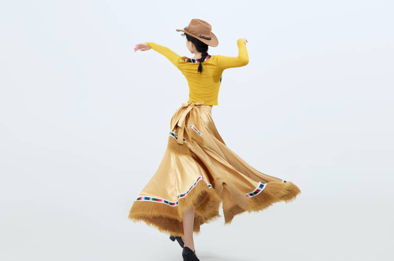 表演中国西藏藏族传统锅庄舞的美丽舞者