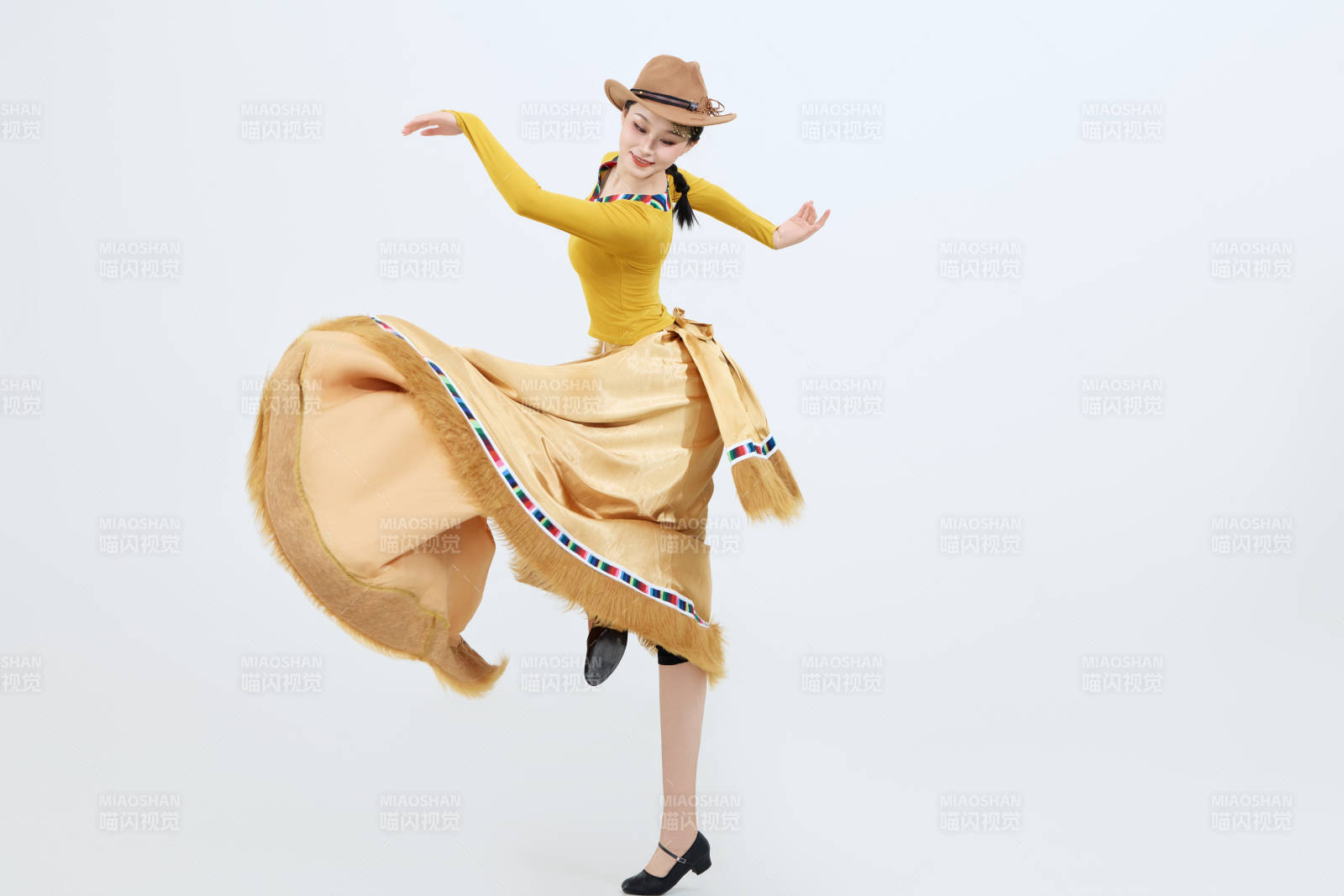 表演中國西藏藏族傳統鍋莊舞的美麗舞者