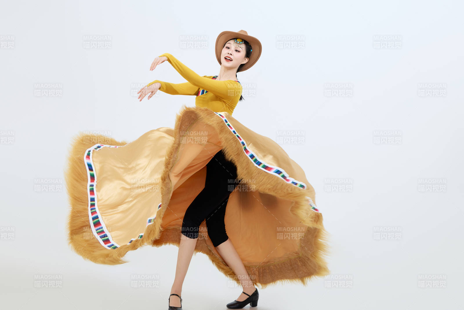 表演中國(guó)西藏藏族傳統(tǒng)鍋莊舞的美麗舞者