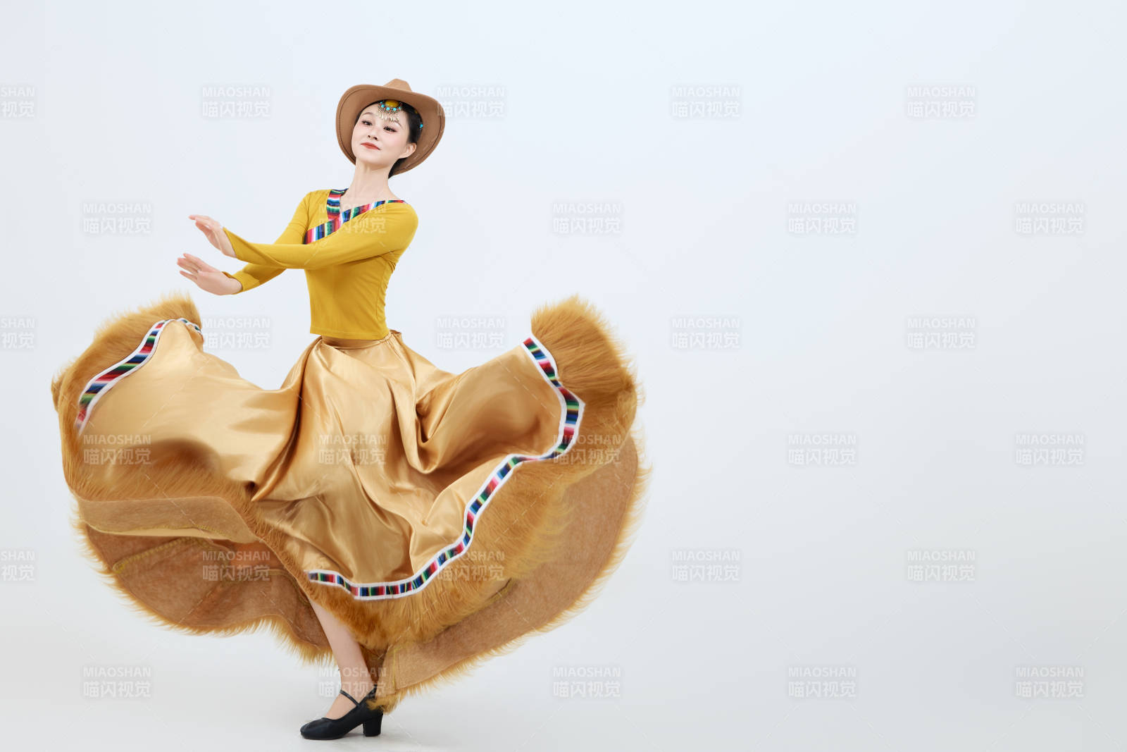 表演中國西藏藏族傳統(tǒng)鍋莊舞的美麗舞者