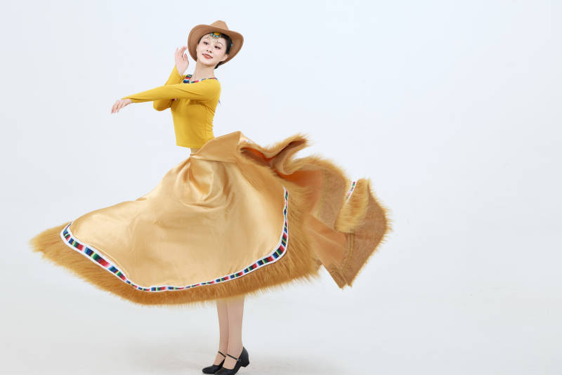 表演中国西藏藏族传统锅庄舞的美丽舞者