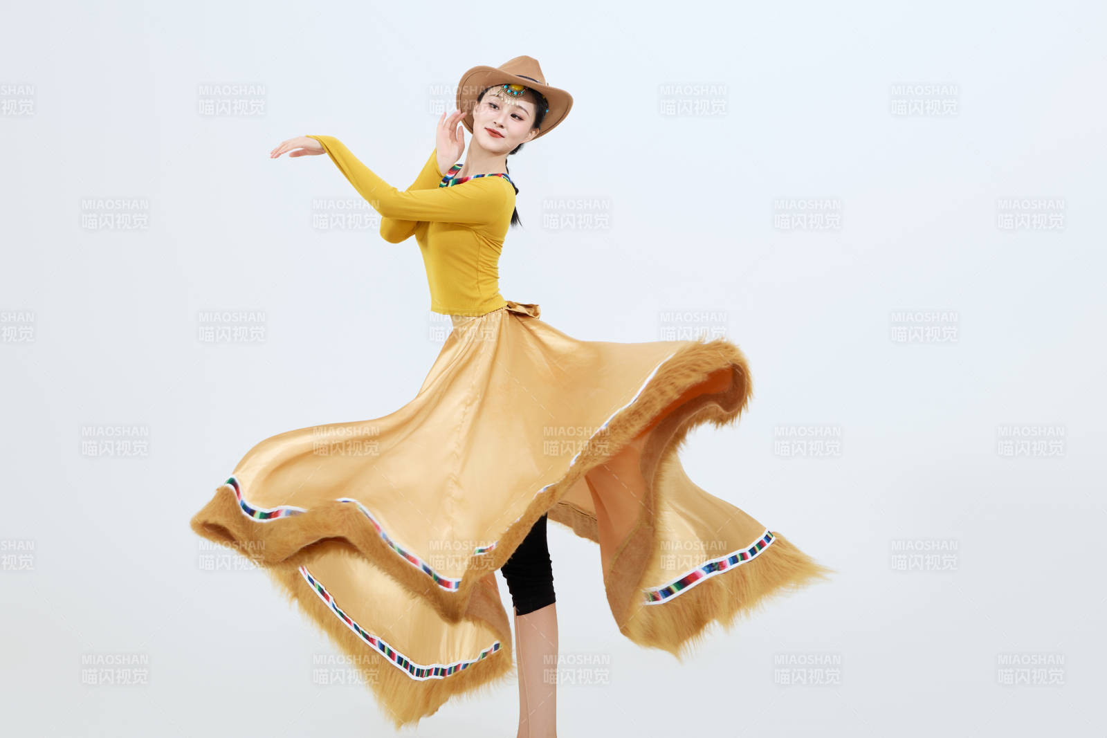 表演中國西藏藏族傳統鍋莊舞的美麗舞者