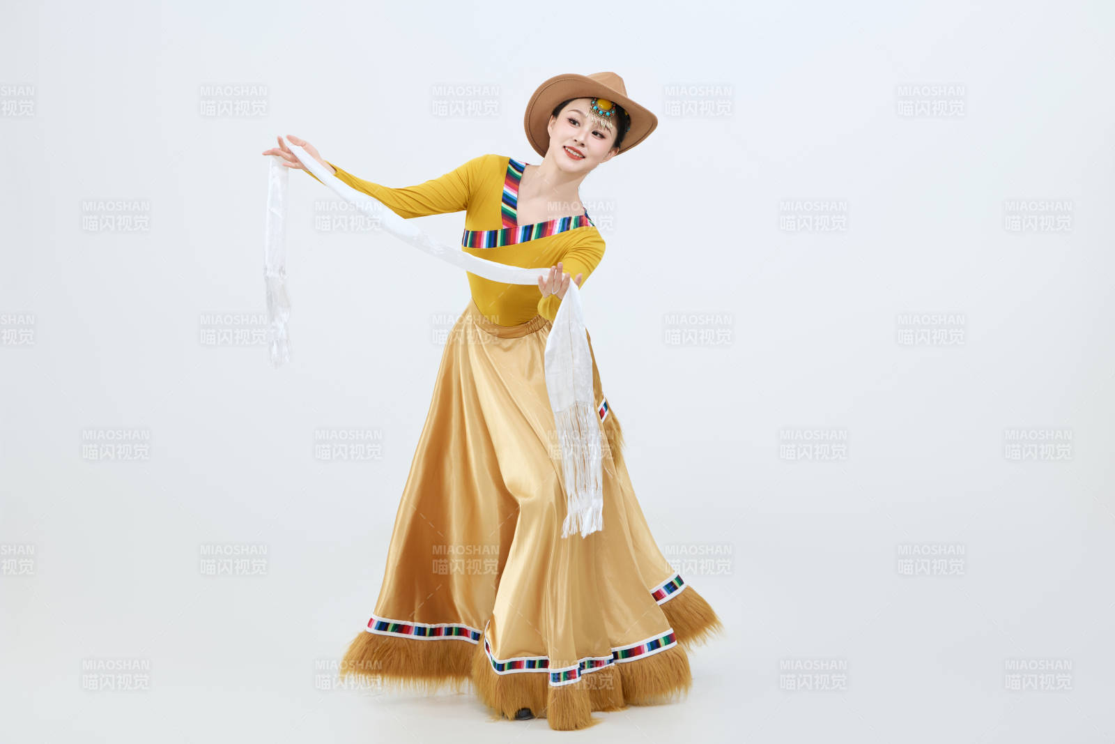 表演中國西藏藏族傳統鍋莊舞的美麗舞者