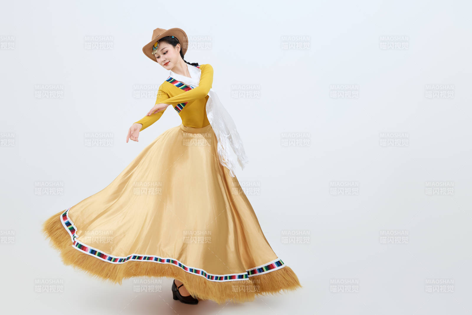 表演中國西藏藏族傳統鍋莊舞的美麗舞者