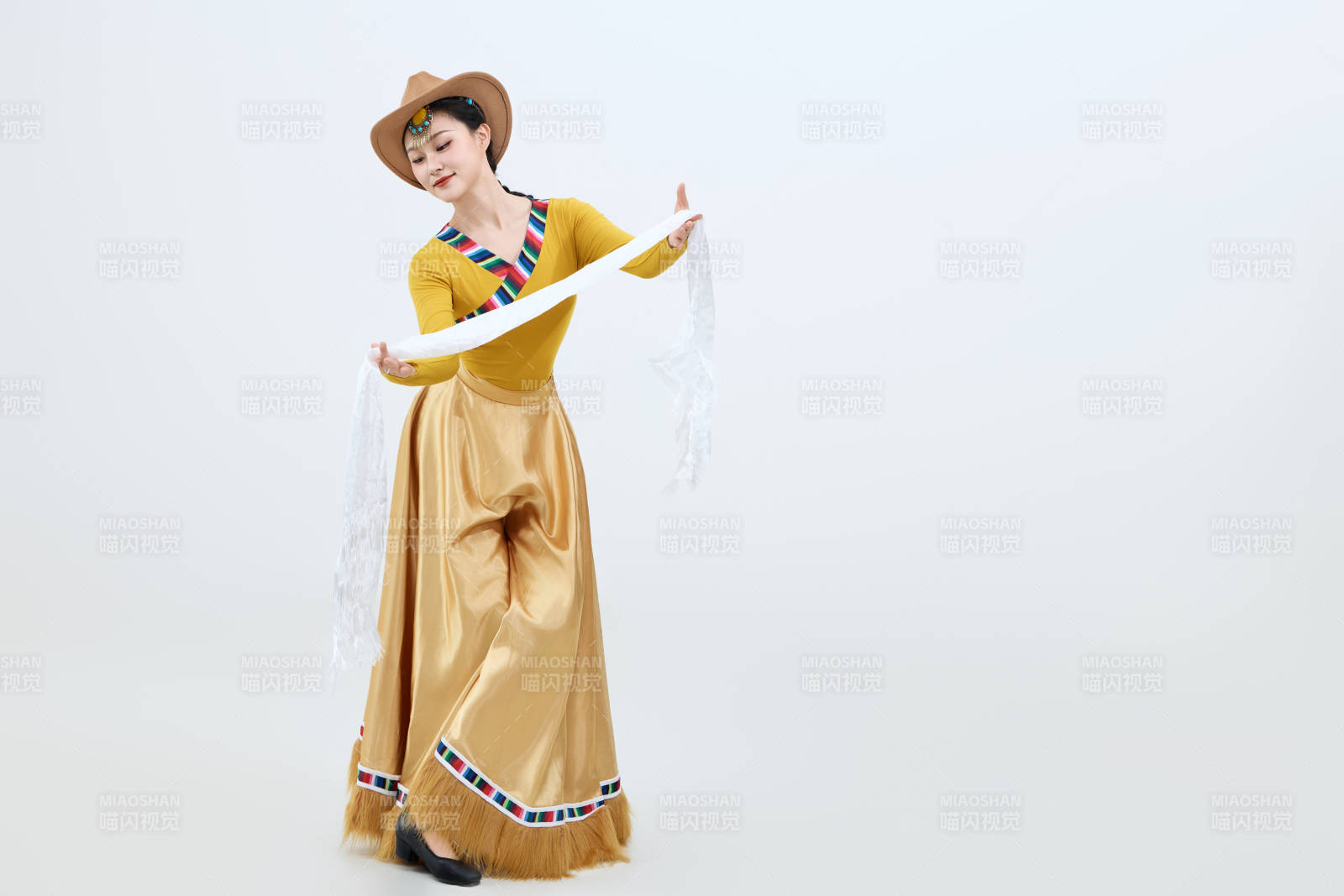 表演中國(guó)西藏藏族傳統(tǒng)鍋莊舞的美麗舞者