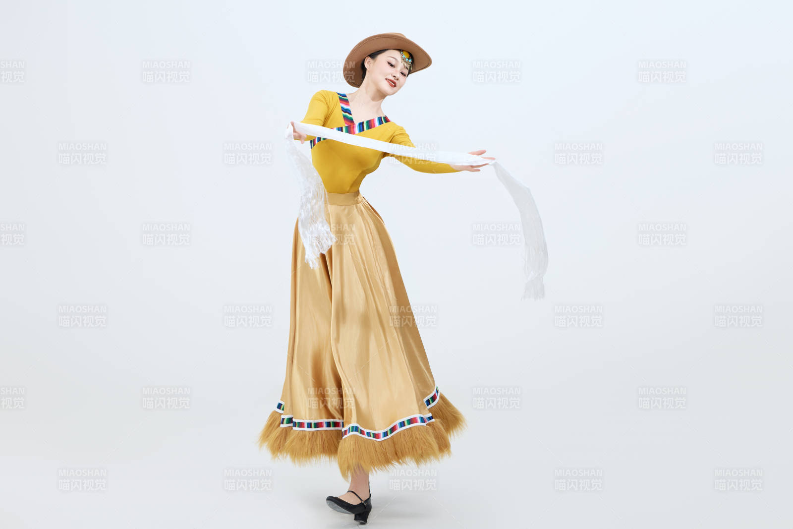 表演中國(guó)西藏藏族傳統(tǒng)鍋莊舞的美麗舞者