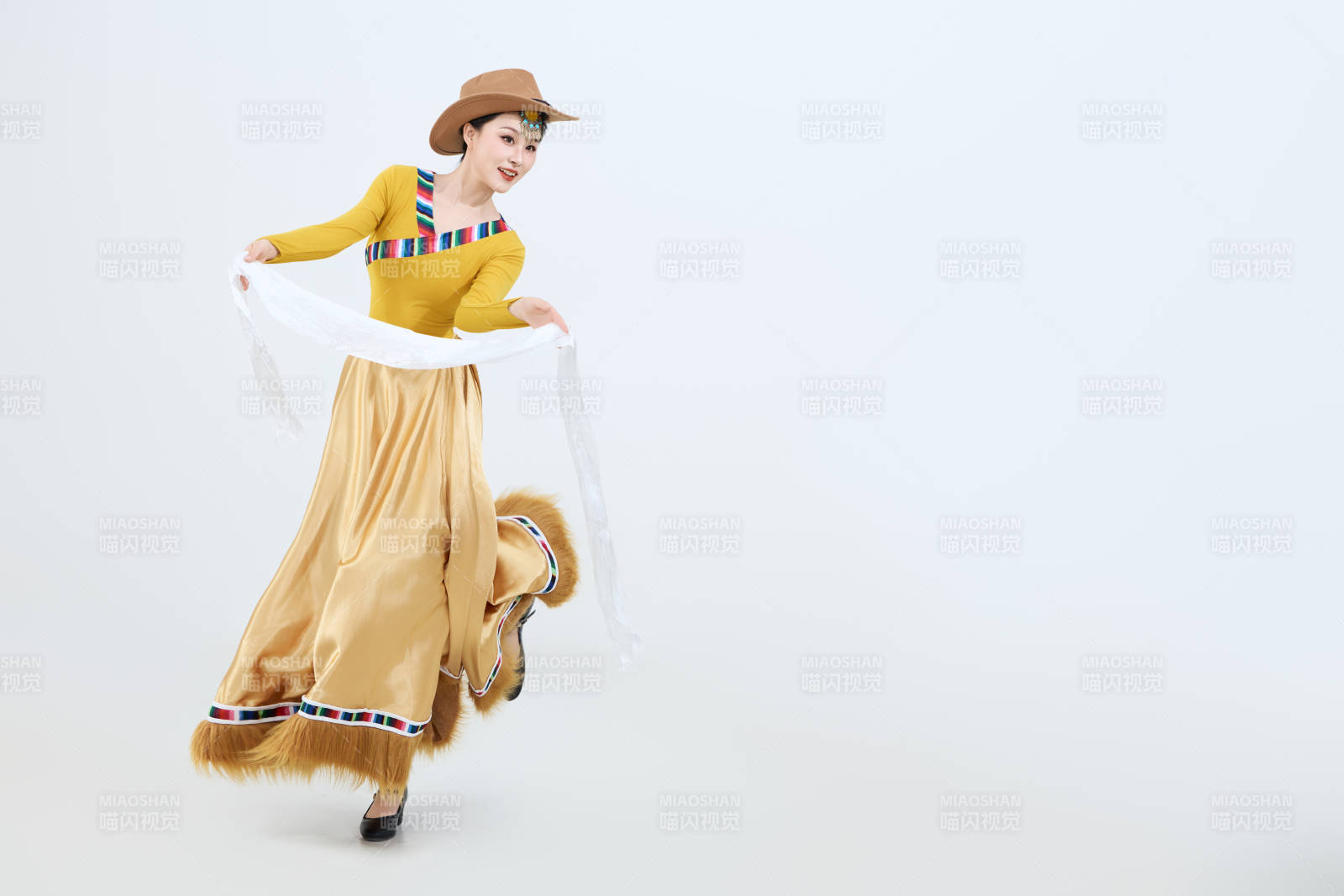 表演中國(guó)西藏藏族傳統(tǒng)鍋莊舞的美麗舞者