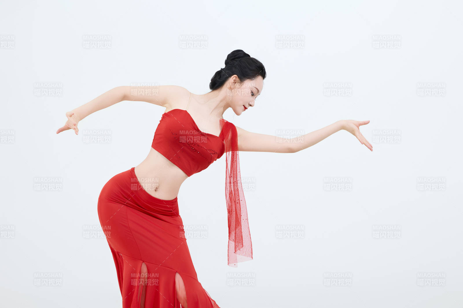 表演中国传统民族舞蹈傣族舞的美丽舞者