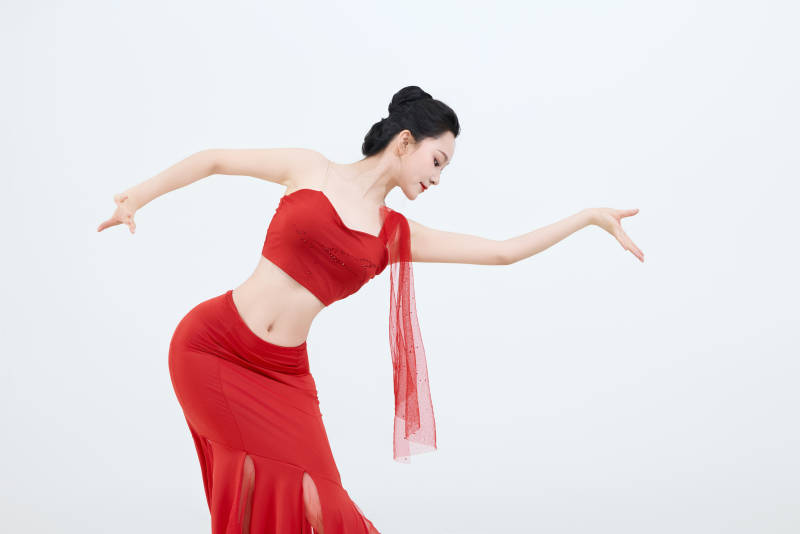 表演中国传统民族舞蹈傣族舞的美丽舞者