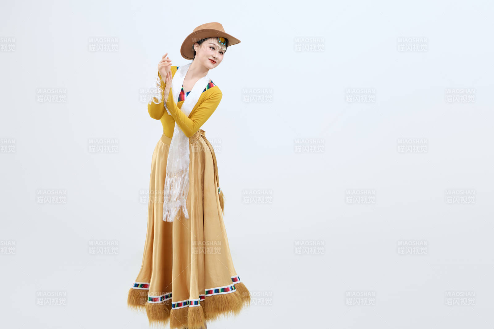 表演中國(guó)西藏藏族傳統(tǒng)鍋莊舞的美麗舞者