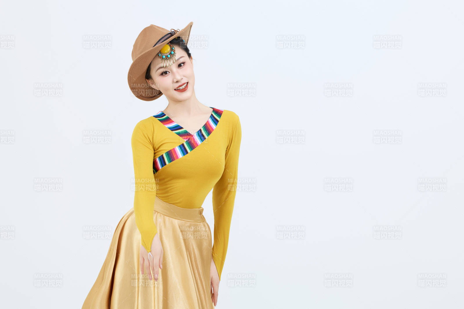 表演中国西藏藏族传统锅庄舞的美丽舞者