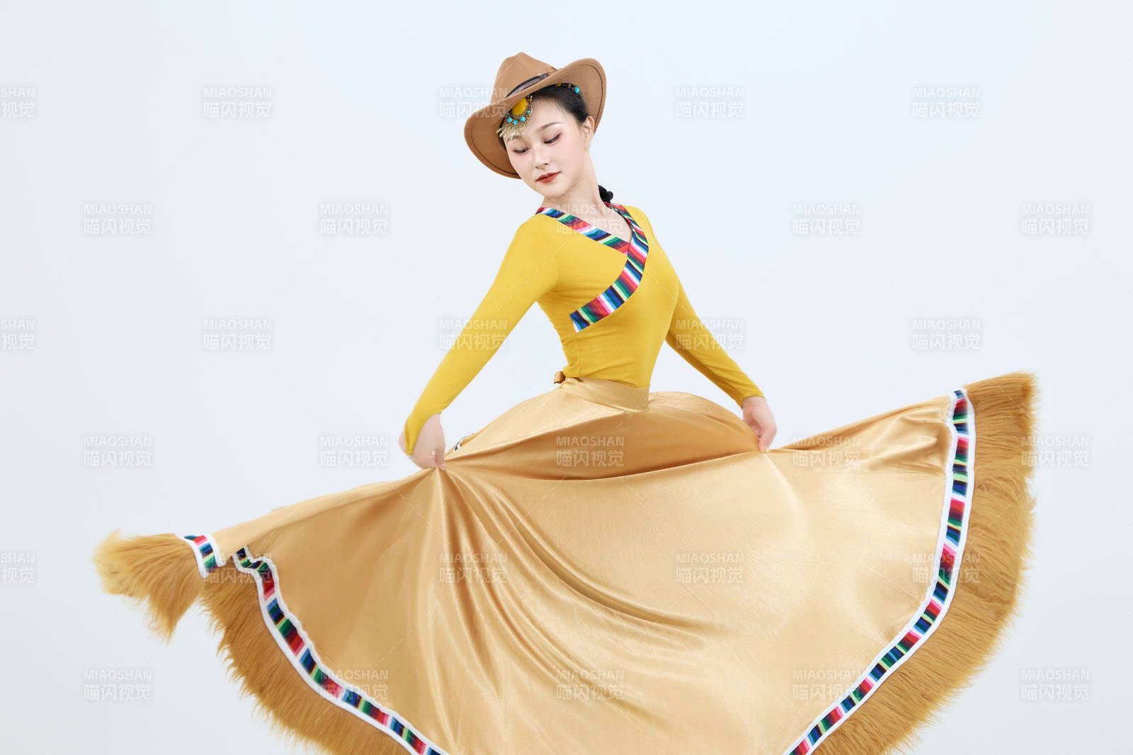 表演中國(guó)西藏藏族傳統(tǒng)鍋莊舞的美麗舞者