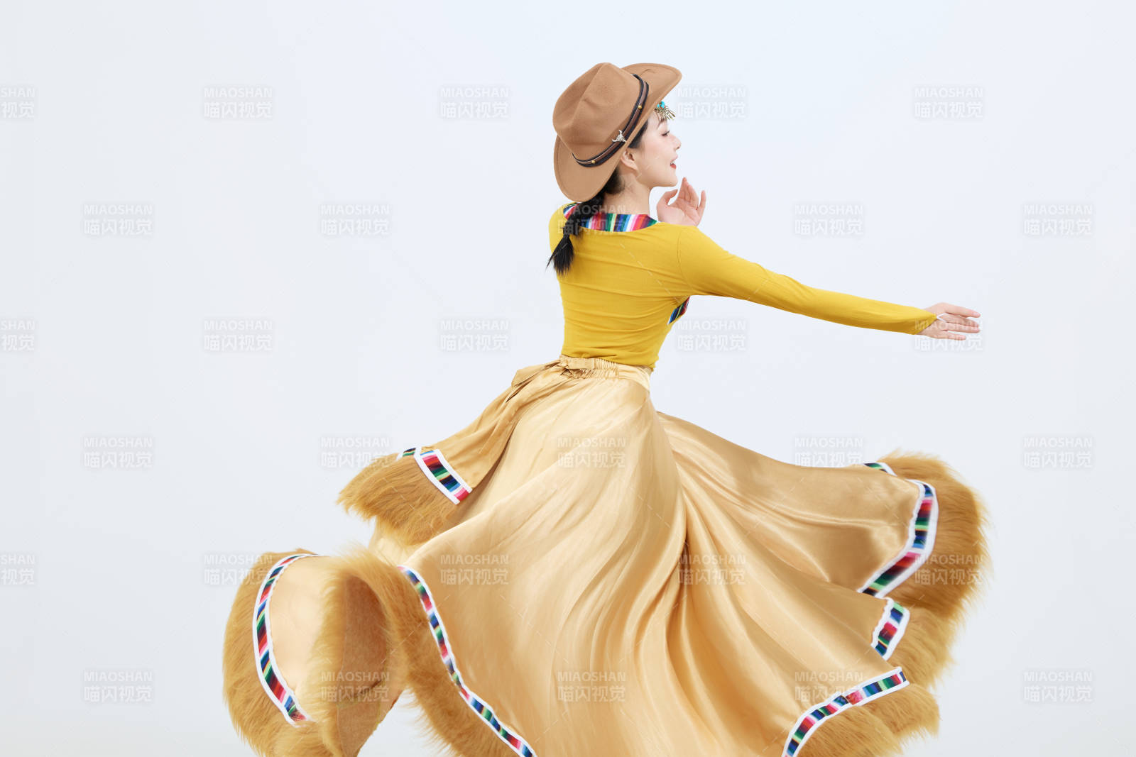 表演中國西藏藏族傳統鍋莊舞的美麗舞者