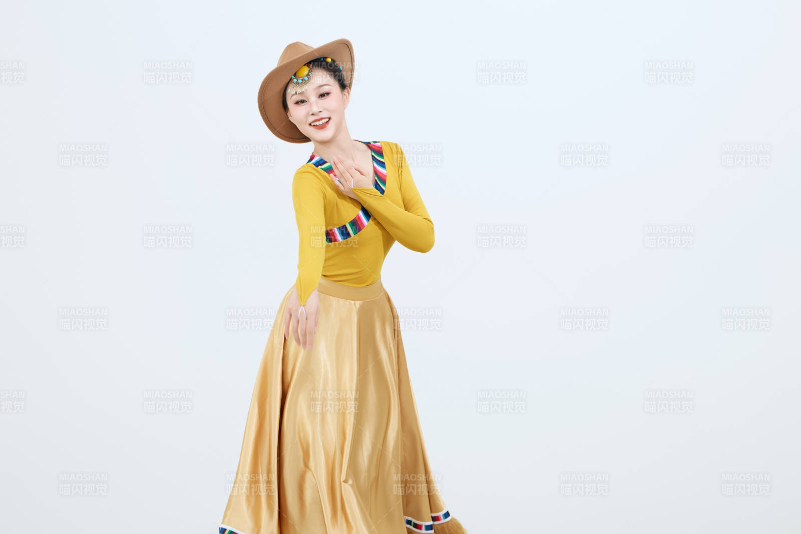 表演中國西藏藏族傳統鍋莊舞的美麗舞者