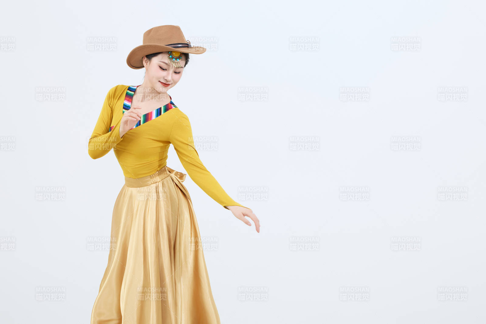 表演中國西藏藏族傳統鍋莊舞的美麗舞者