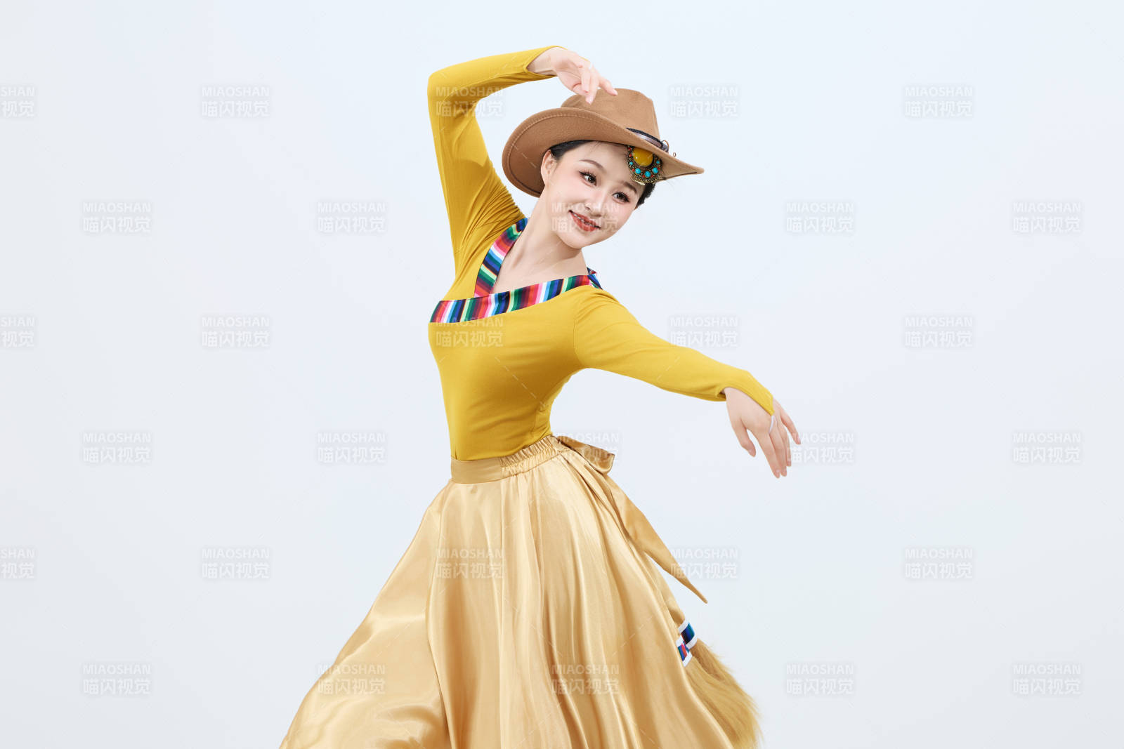 表演中國西藏藏族傳統鍋莊舞的美麗舞者