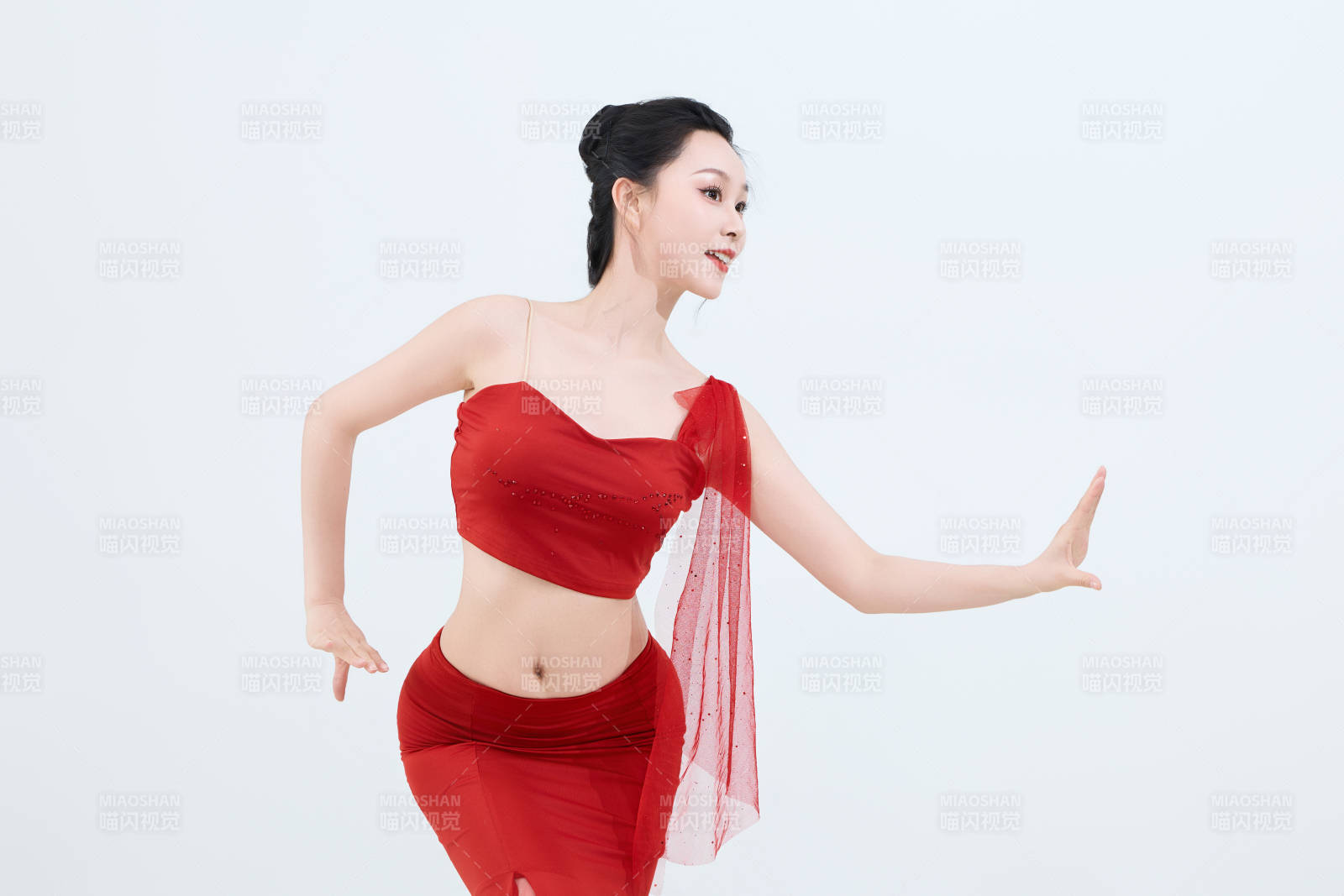 表演中国传统民族舞蹈傣族舞的美丽舞者