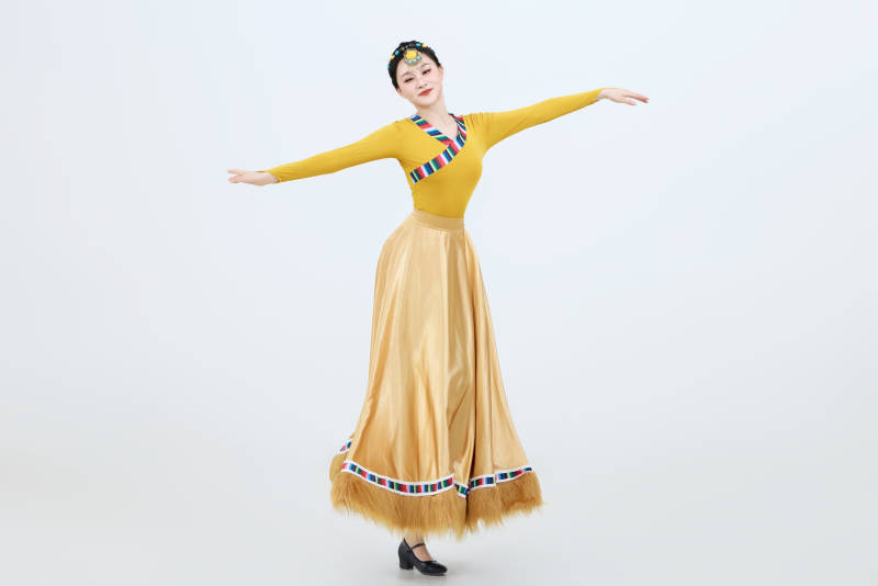 表演中国西藏藏族传统锅庄舞的美丽舞者