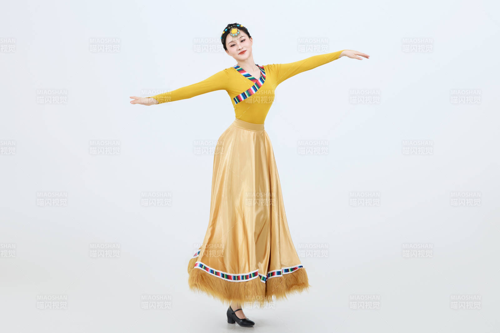 表演中国西藏藏族传统锅庄舞的美丽舞者