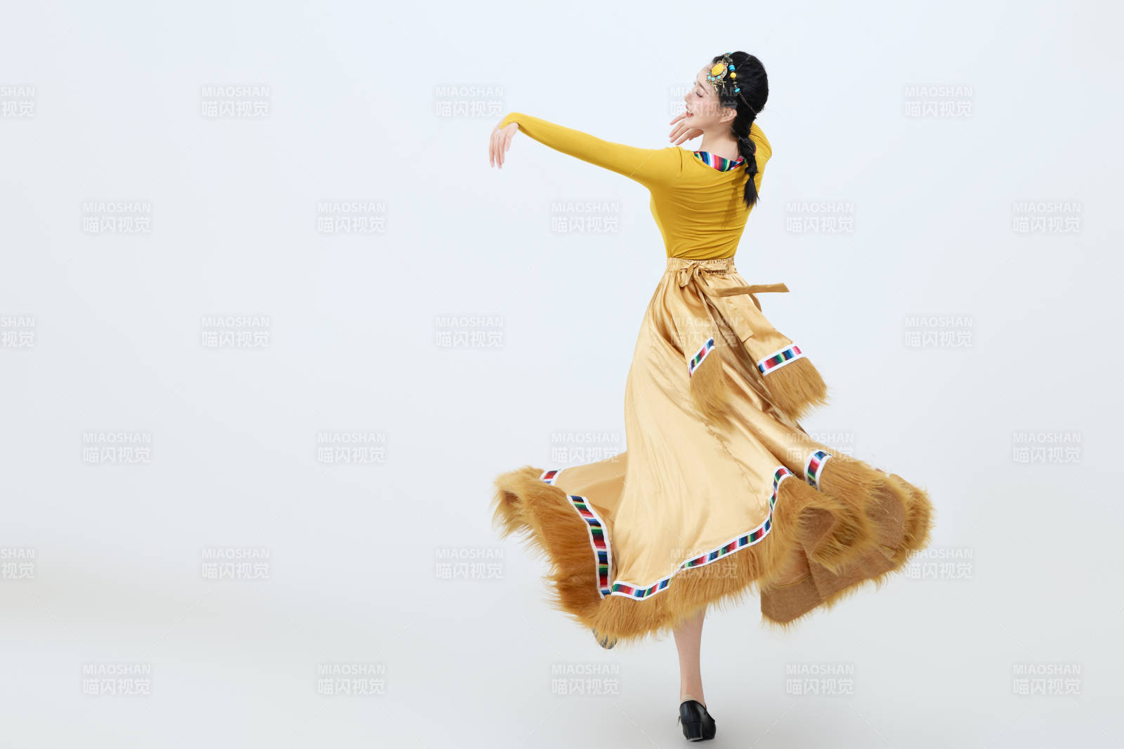 表演中國西藏藏族傳統鍋莊舞的美麗舞者