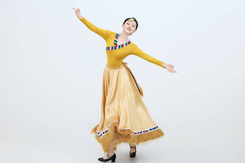 表演中国西藏藏族传统锅庄舞的美丽舞者