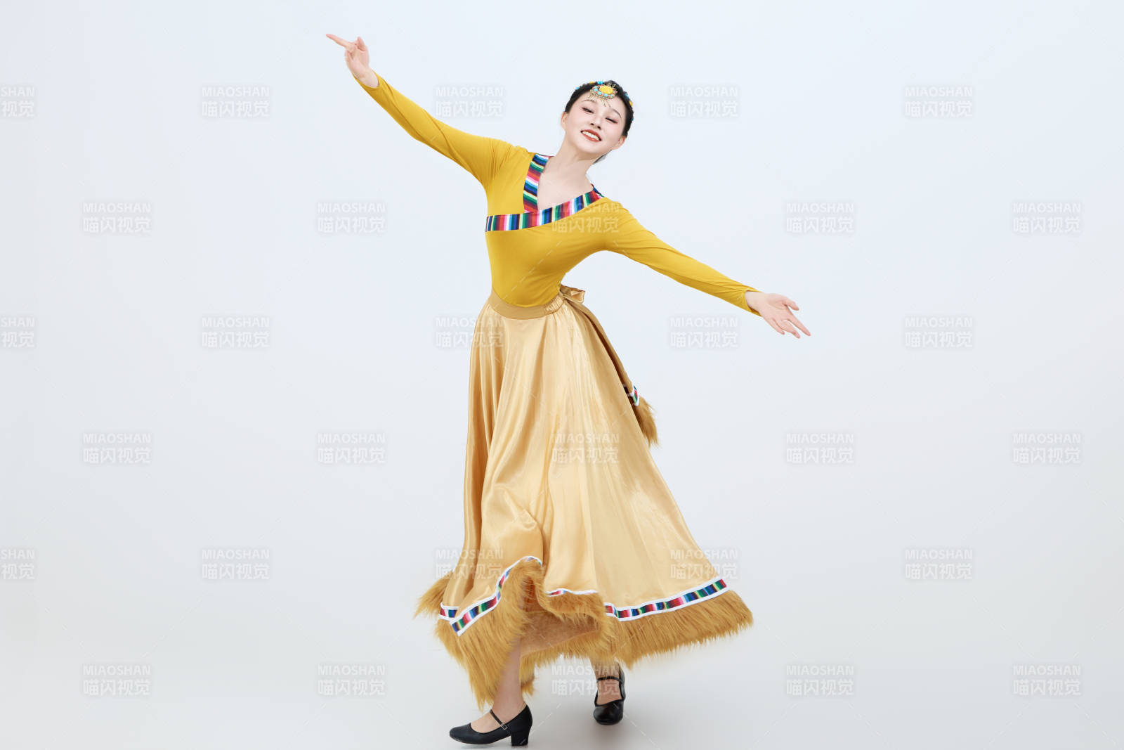 表演中国西藏藏族传统锅庄舞的美丽舞者