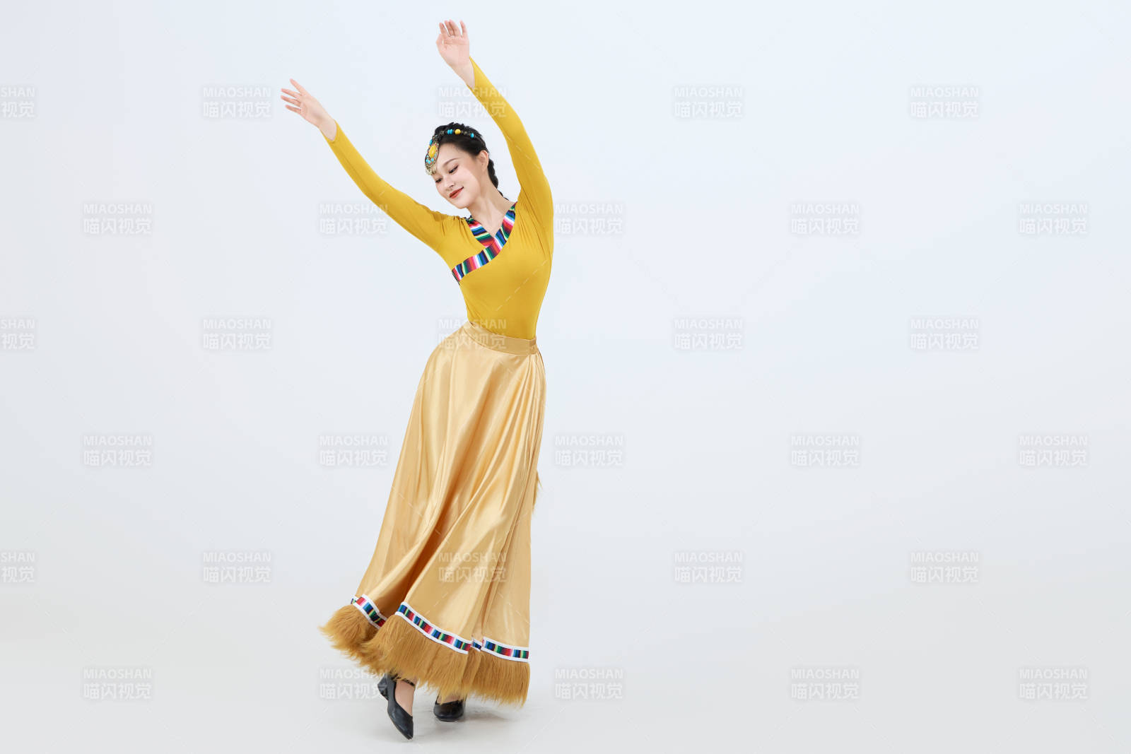 表演中國西藏藏族傳統鍋莊舞的美麗舞者